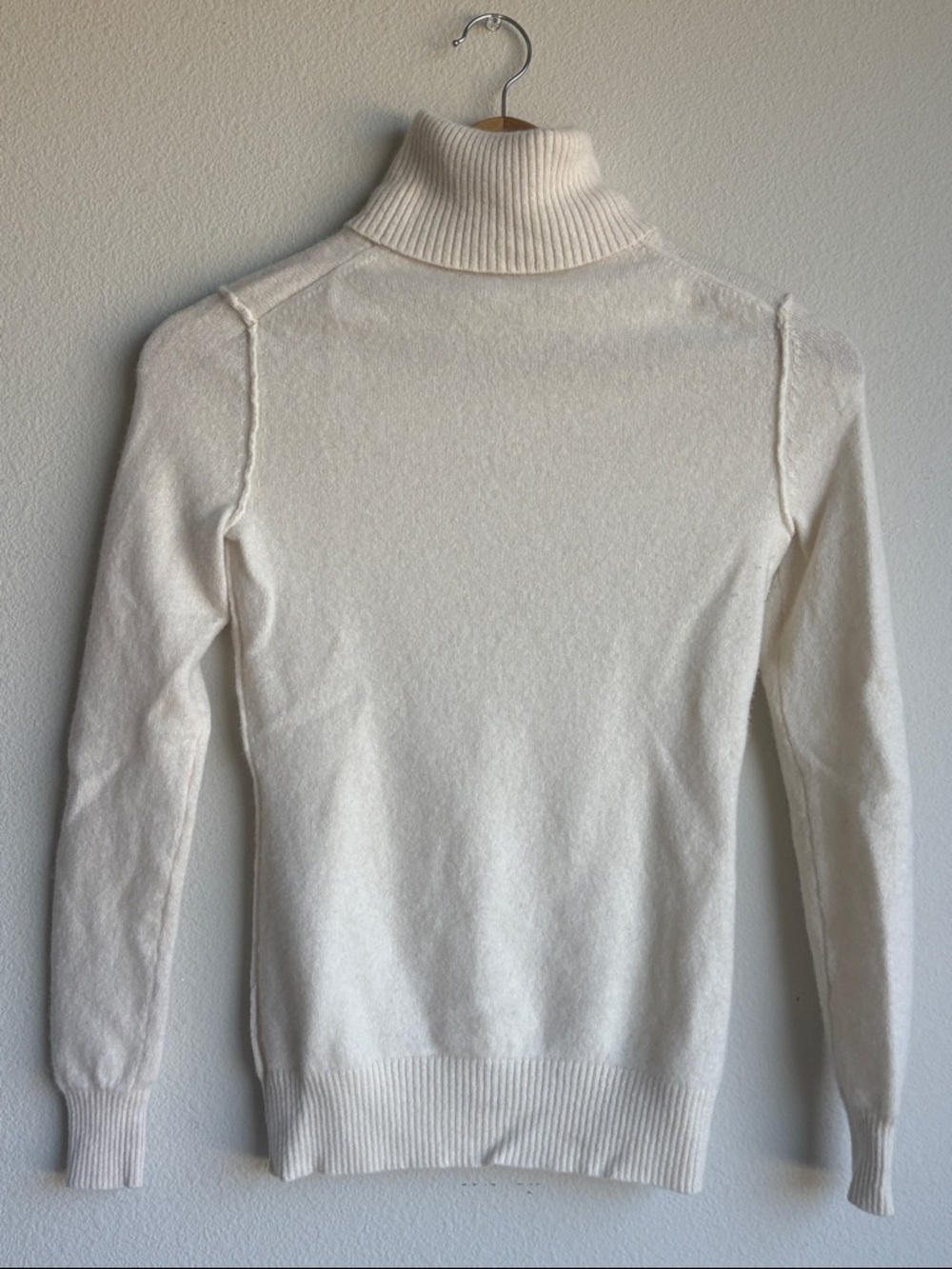 100% cashmere Cream Turtleneck Sweater
